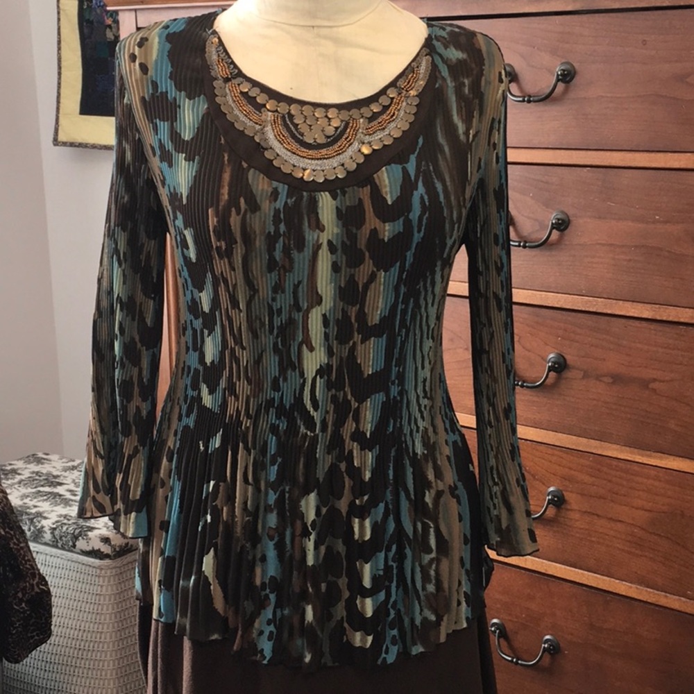 Lightweight bell-sleeve top